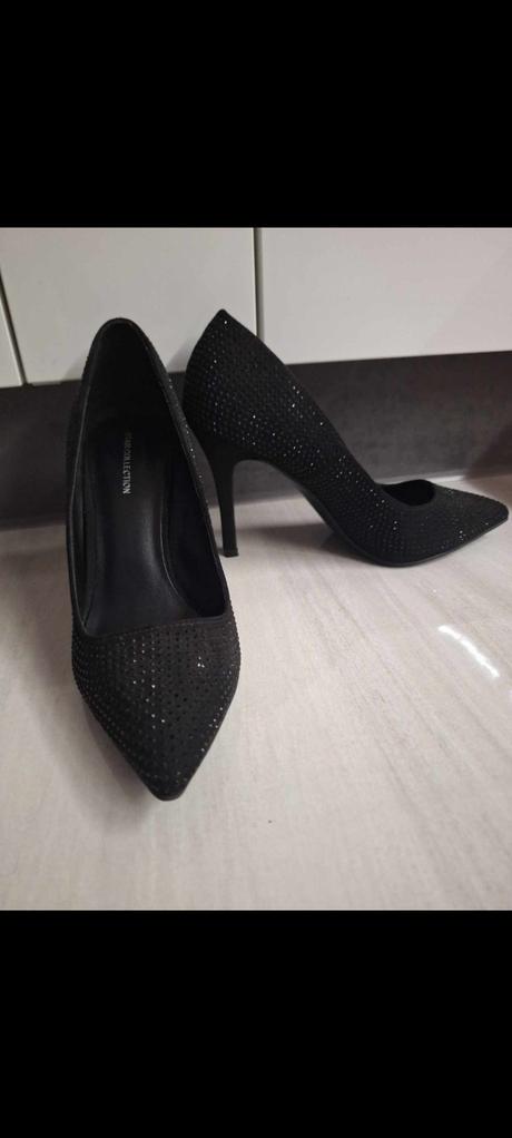 Čierne lodičky, 37