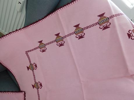 Ručne vyšívaný obrus ružový džbánikikový, 