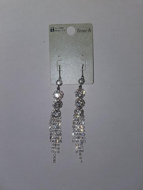 Dlhe strasove nausnice,