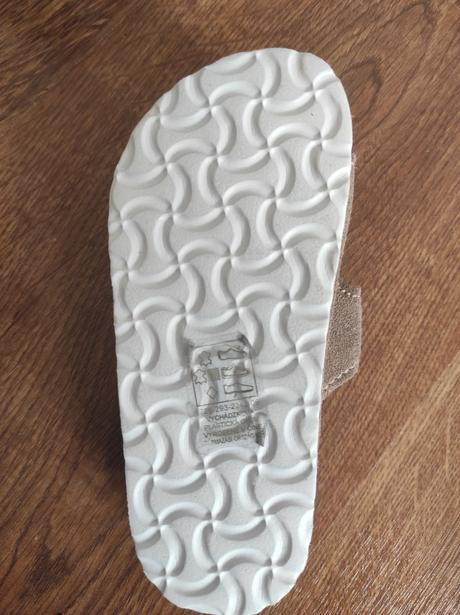 Zdravotnícke šľapky, 26