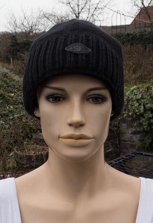 Čierna zateplená čiapka, 