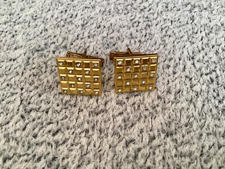 Zlaté manžetové gombîky,