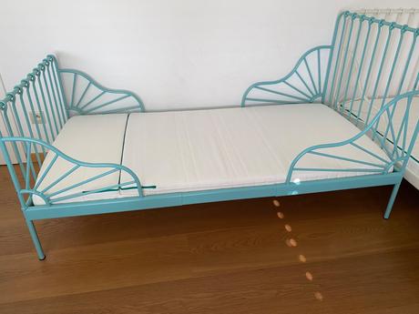 Rastúca modrá posteľ minnen ( ikea) aj s matracom, šírka (cm): 80,dĺžka (cm): 130