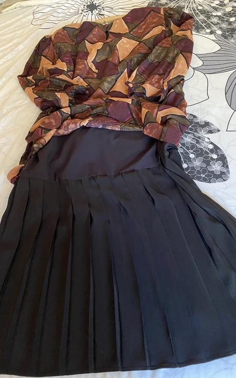 Kvalitné podšité šaty s plisovanou sukňou v. 48, 48