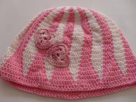 Čiapočka háčkovaná so srdiečkami, <50