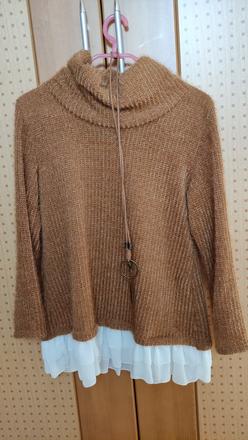 Pulóver a náhrdelník, 