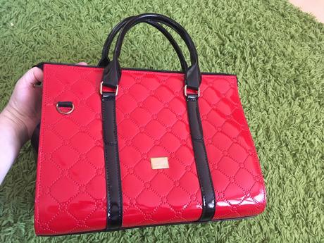 Červená kabelka do ruky, 