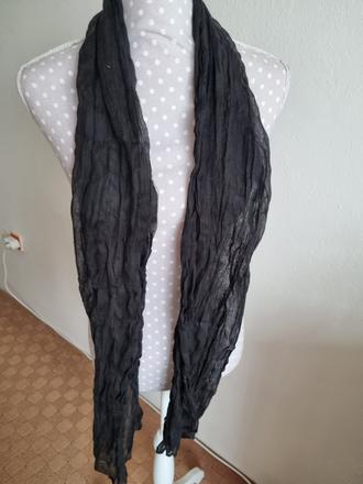 Čierny krčený šál, 