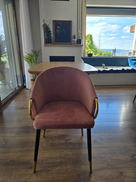 Rozkladací stôl + 5 sivých a 1 ružová stolička, 