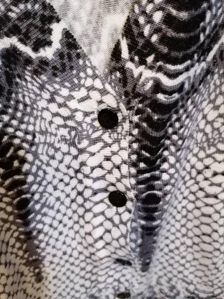 Predlžený svetrík s hadím vzorom, 