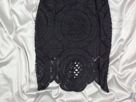 Kvalitné čipkované šaty, xs