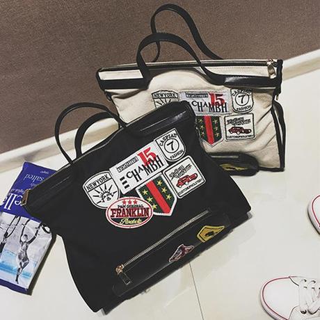 Kabelka s nasivkami,