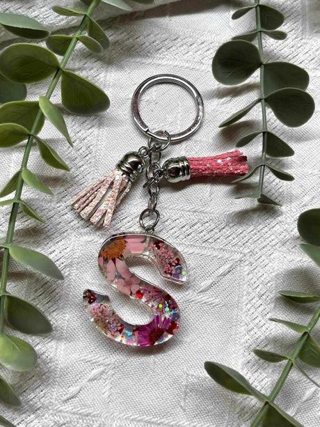Ručne vyrobené živicové kľúčenky, 
