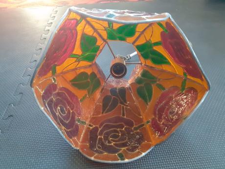 Starý farebný vitrážový luster s ružami, 