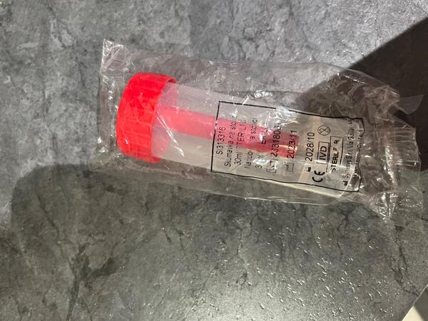 Odber moču do skúmavky na stolicu