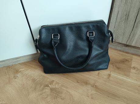 Priestranná čierna kabelka, 