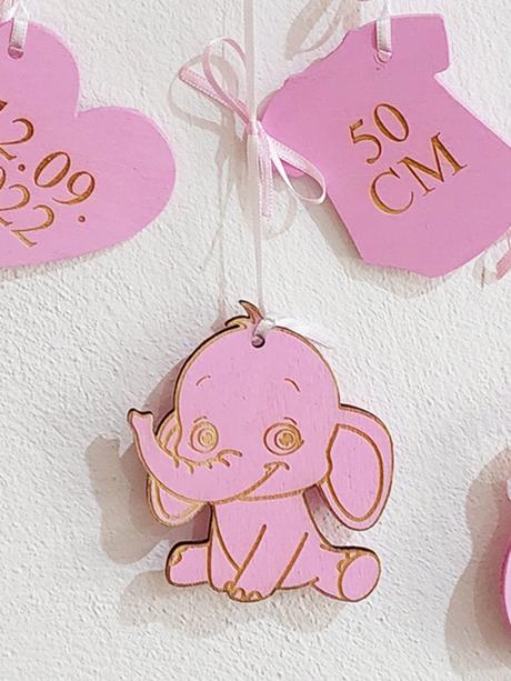 Drevené meno na stenu s údajmi, 