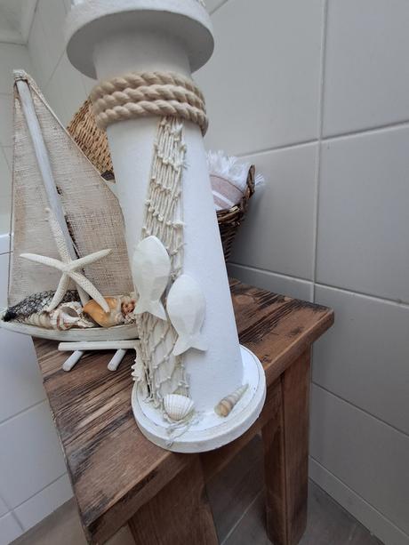 Veľká námornícka loď-plachetnica a veľký maják,