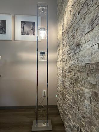 Stojaca lampa,