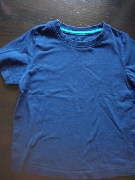 Tmavomodré tričko, lupilu,110