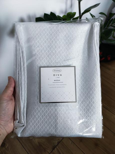 Behúň na sviatočný stôl, 