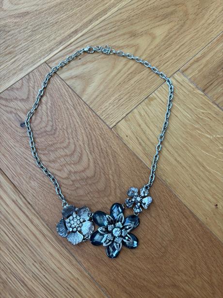 Náhrdelník s kvetmi bižu, 