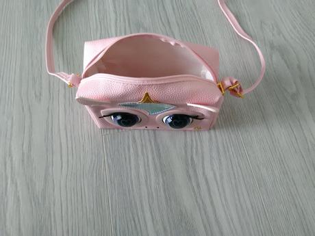 Kabelka zatvárajúca oči, 