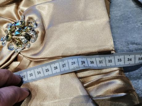 Zlatožlté saténové šaty vs, s