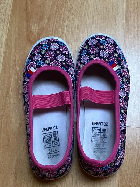 Dievčenské cvičky, 32