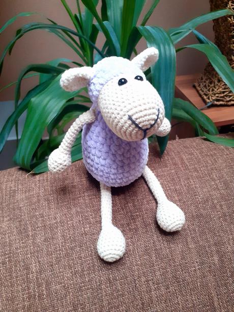 Háčkovaná ovečka fialová,