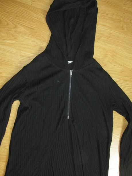 Dlhý čierny sveter na zips s kapucňou v. 40/42, 40
