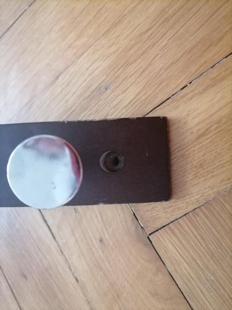 Nástenný vešiak decodom,