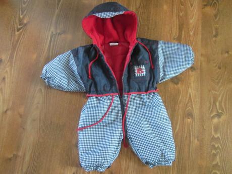 Overal s kapucnou, 80