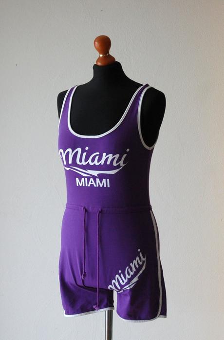 Športový fialový overal s nápisom miami shein, s