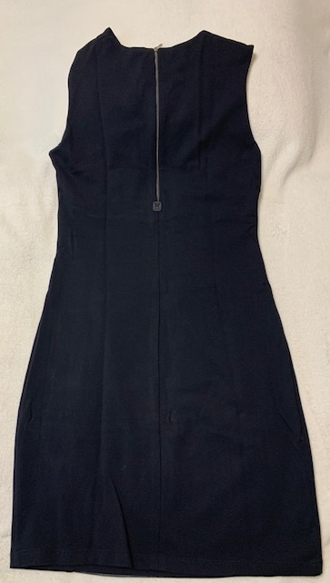 Úzke elegantné šaty s koženkou bez rukávov magenta, m / s