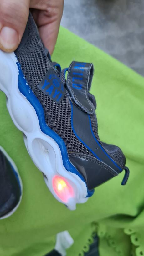 Tenisky ľahučké blikajúce, lupilu,30