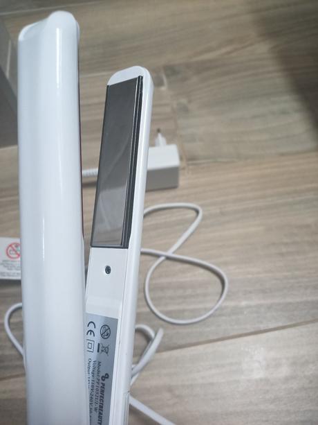 Infračervená žehlička na vlasy,