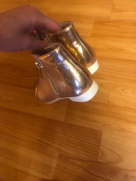 Krásne nové elegantné topánky, 25
