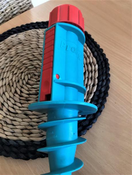 Plastový skrutkovací držiak na slnečník,