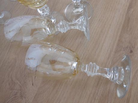 Sklenené poháre na nožičke, 