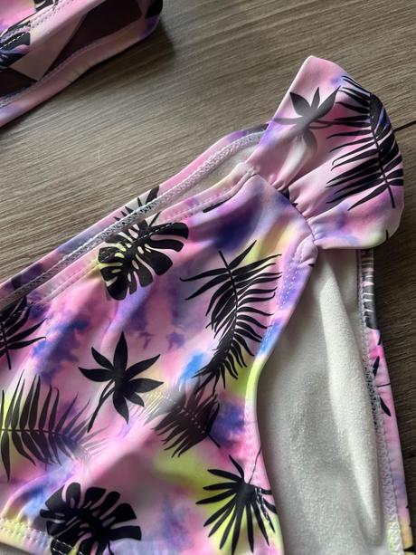 Trojuholnikové plavky, 146