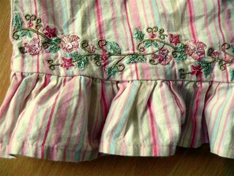 Šatôčky v super stave s kvetinkovými výšivkami, george,122