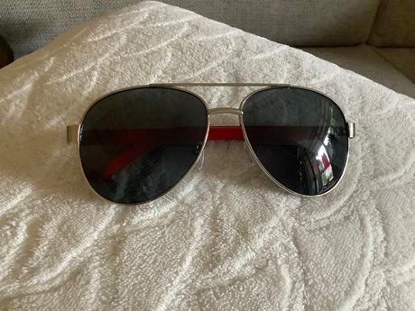 Pekné slnečné okuliare,