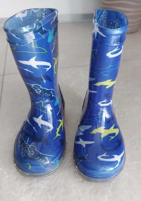 Gumáky so žralokmi, 24