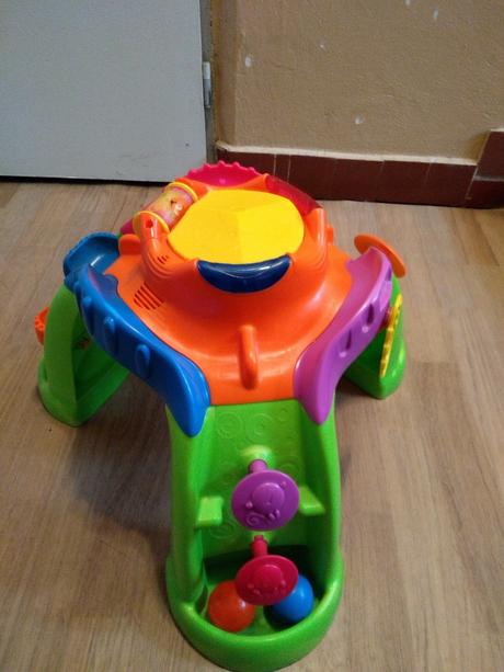 Interaktívny stolík s guličkami, 