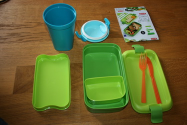 Nádoby na prepravu jedla s príborom,