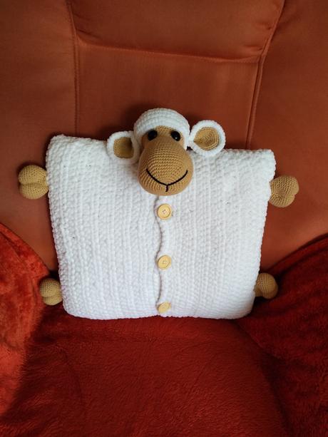 Háčkovaný handmade vankúš ovečka, 