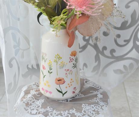 Keramická jarná váza s kvetmi,
