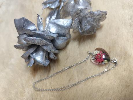 Prívesok z brúseného skla z retiazkou,