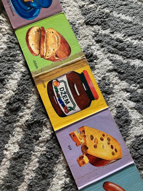 Leporelá pri stole a o psíkovi zo záhradky, 